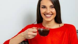 alimentos que escurecem os dentes