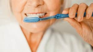 limpeza do implante dentário