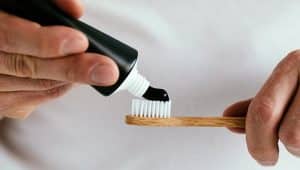 carvão para clarear os dentes