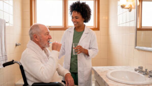 Higiene bucal em idosos dependentes: guia completo para cuidadores