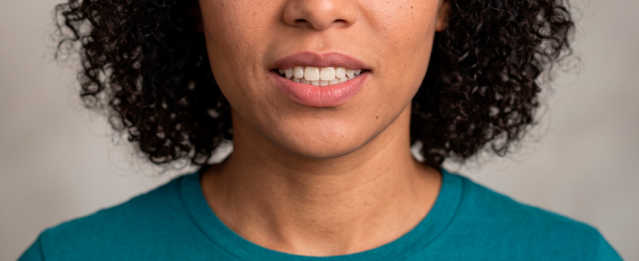 Sorriso invertido: o que é, causas e como corrigir